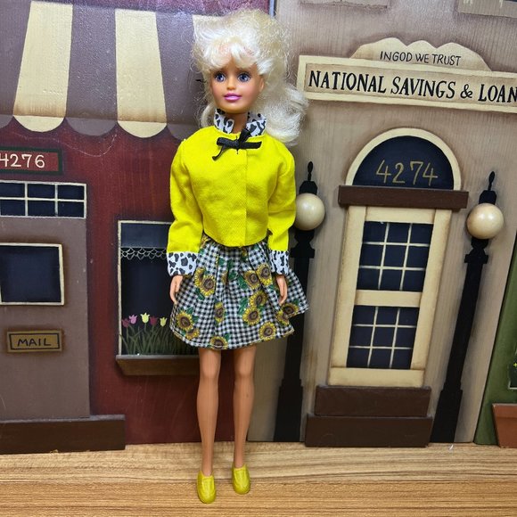 Vintage 1998 Barbie Doll - Picture 2 of 13